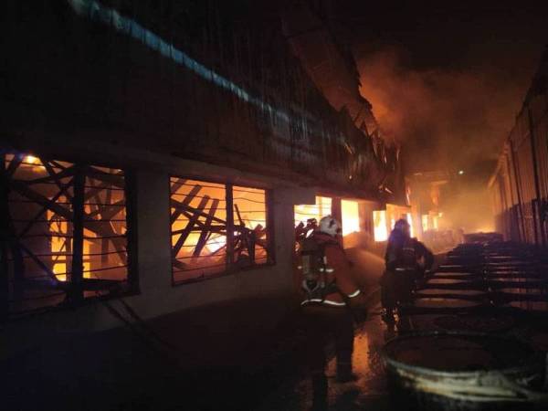 Kebakaran berlaku pada jam 4 pagi itu telah memusnahkan 80 peratus struktur bangunan. FOTO: JBPM PERAK