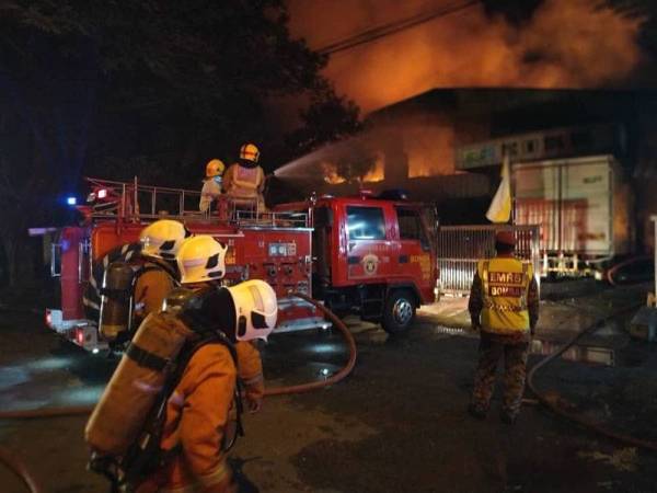 JBPM bersama PBS memadam kebakaran di sebuah kilang cat di Taman Rishah Fasa 3 hari ini. FOTO: JBPM PERAK