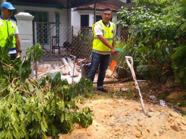 Afzanizar menunjukkan lokasi penemuan bom tangan itu oleh seorang lelaki berusia 43 tahun.