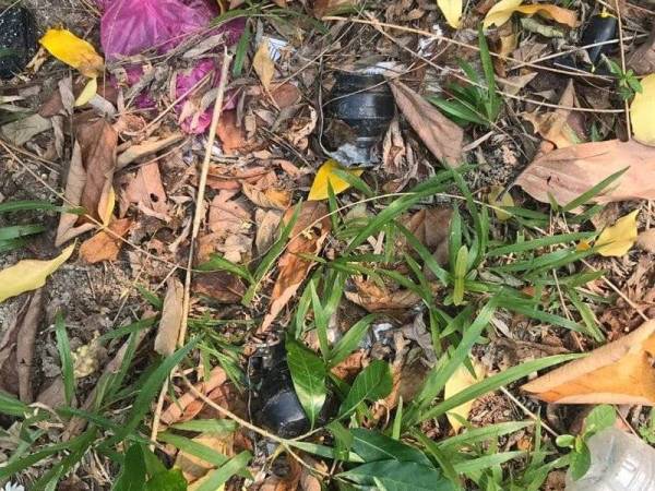 Dua bom tangan yang ditemui di hadapan rumah.