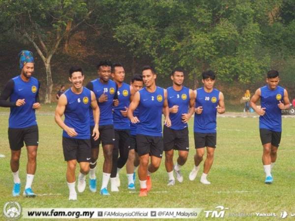 Davies (empat dari kiri) ketika menjalani sesi latihan hari ini.