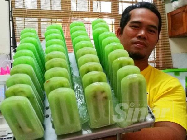 Abdul Wahab menunjukkan aiskrim diet perisa kiwi dan timun.