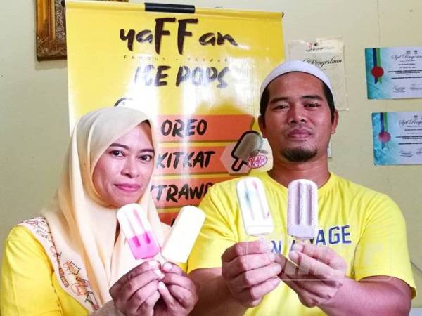 Abdul Wahab dan Azlini menunjukkan aiskrim diet yang dihasilkan mereka.