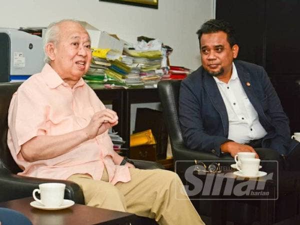 Nik Marhalim (kanan) mendengar amanat disampaikan Tengku Razaleigh semasa membuat lawatan bersama DPIM bertemu pemimpin veteran UMNO itu di Kelantan baru-baru ini.