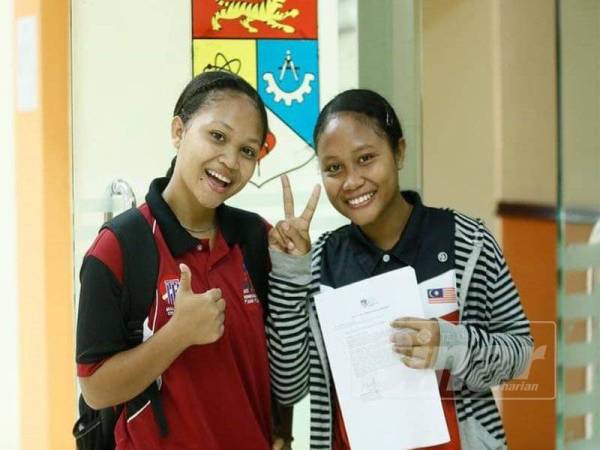 Zumika (kanan) berjaya melangkah ke universiti.