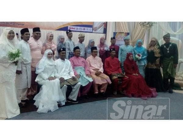 Sembilan pasangan pengantin menyertai majlis perkahwinan beramai-ramai di Dewan Jubli Intan Pontian kelmarin.