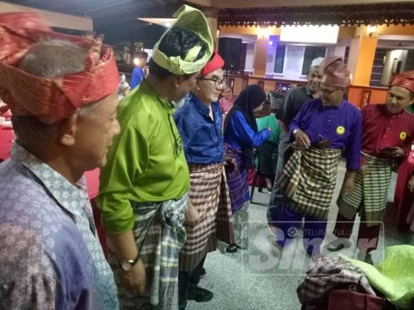 Ahmad Anuar (dua dari kiri) bersama beberapa orang rakan ketika menyertai salah satu aktiviti yang diadakan pada program itu.