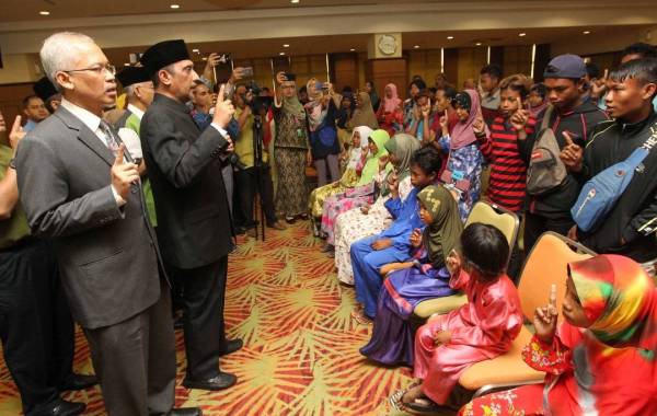 Syed Ibrahim (tengah) mengetuai pengislaman seramai 47 saudara baharu di Yayasan Pahang hari ini.