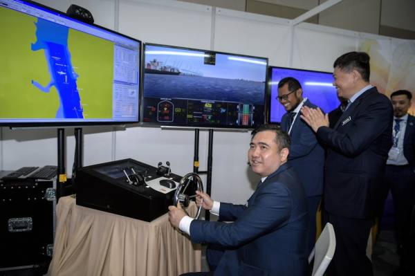 Anthony Loke mencuba menggunakan 'Ship Simulations' selepas Majlis Perasmian Minggu Maritim Sedunia 2019 di Pusat Konvensyen Kuala Lumpur hari ini. -Foto Bernama