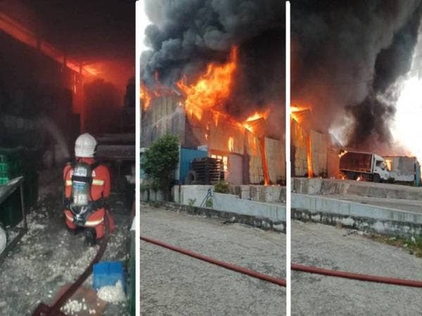  Anggota bomba bertungkus lumus memadamkan kebakaran melibatkan dua kilang di Jalan Industri, Kampung Baru Sungai Buloh semalam. - Foto Ihsan JBPM Sungai Buloh