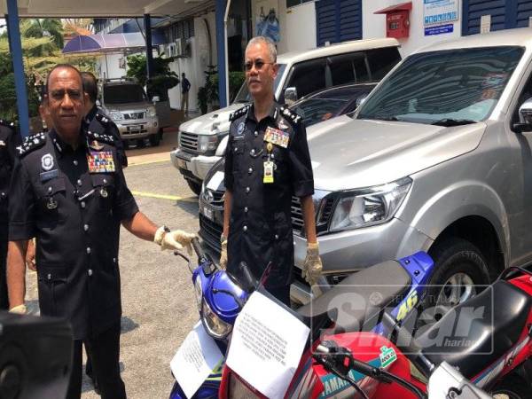 Motosikal dan kenderaan suspek dirampas bagi tujuan siasatan lanjut.