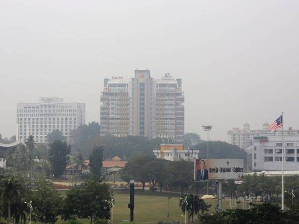 Pemandangan di bangunan Majlis Agama Islam Negeri Sembilan di Negeri Sembilan yang terjejas ekoran jerebu semalam.
Foto: BERNAMA
