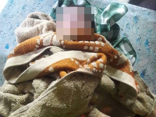 Seorang bayi lelaki ditemui ditinggalkan di atas meja sebuah kedai makan di Tanjung Malim Jumaat lalu. FOTO: IHSAN PEMBACA