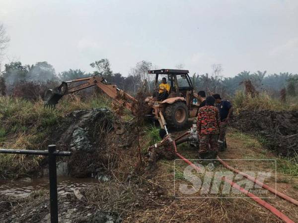 Parit digali sebagai langkah memadam kebakaran ladang tanah gambut di Mardi Pontian.