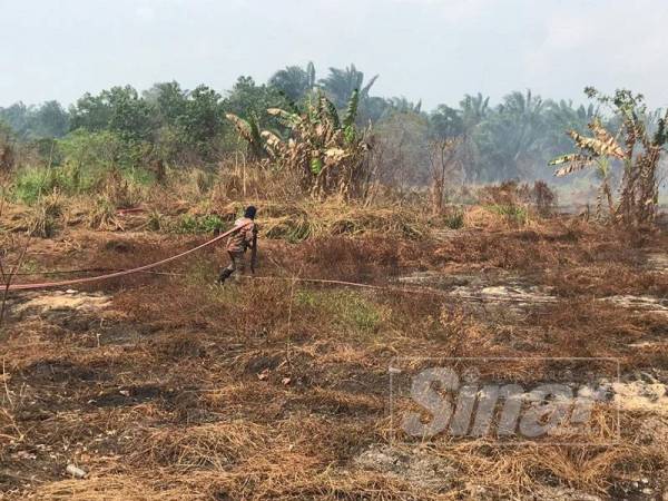Operasi pemadaman kebakaran tanah gambut di Mardi Pontian.