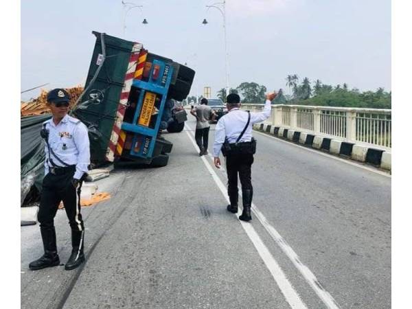Kawalan lalu lintas dibuat selepas lori yang terbabas menyebabkan laluan terhalang.