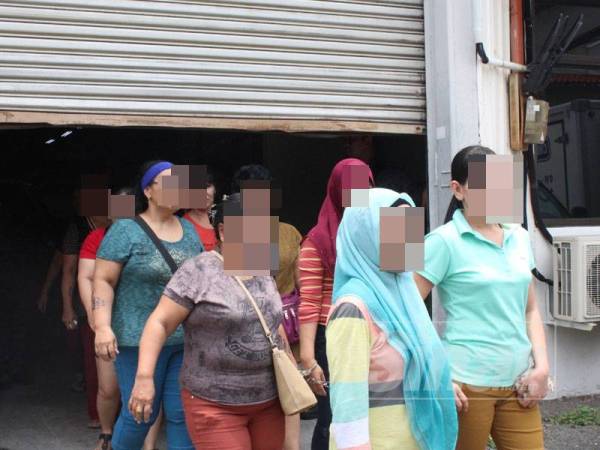 Antara warga asing yang ditahan dalam serbuan pagi tadi.