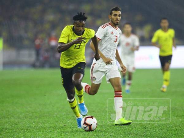 Aksi pada perlawanan pusingan kedua Kelayakan Piala Dunia 2022/Piala Asia 2030 antara Malaysia dan Emiriyah Arab Bersatu (UAE) di Stadium Nasional Bukit Jalil malam ini. - Foto ZAHID IZZANI