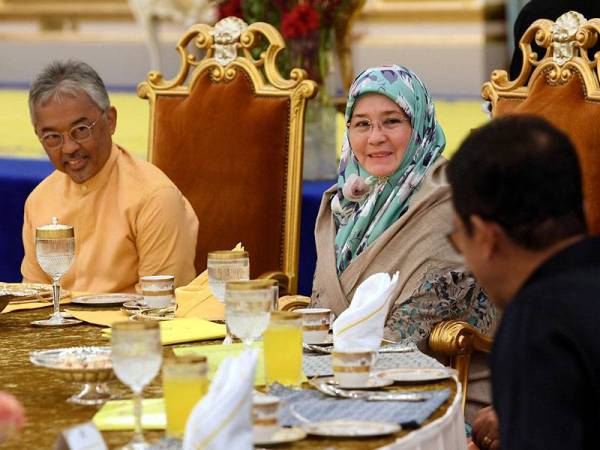 Bahang perlawanan Kelayakan Piala Dunia 2022/Piala Asia 2023, antara pasukan Harimau Malaya dan Emiriah Arab Bersatu (UAE) turut dirasai pada Majlis Santapan Malam Terima Kasih bersama petugas yang terlibat dengan Istiadat Pertabalan Seri Paduka sebagai Yang di-Pertuan Agong ke-16 di Istana Negara malam ini. - Foto BERNAMA