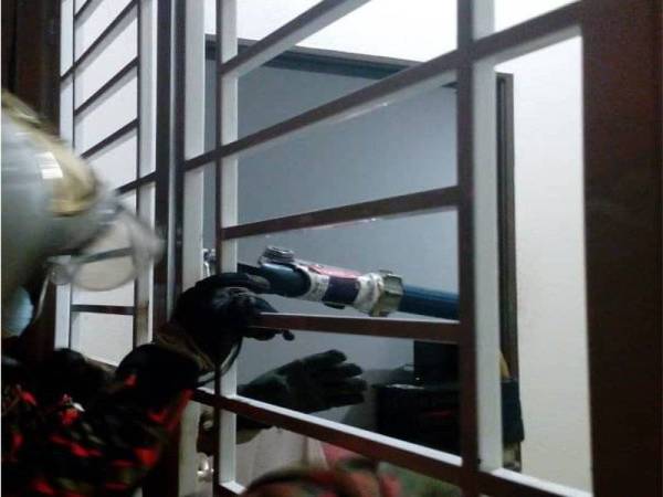 Anggota menggunakan peralatan khas untuk memotong mangga kunci rumah.