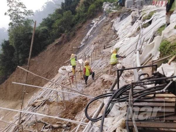 Kerja-kerja baik pulih cerun sedang giat dijalankan yang dijangka siap akhir tahun ini. - Foto - Pejabat Exco Kemudahan Awam, Infrastruktur, Pertanian dan Perladangan Perak.