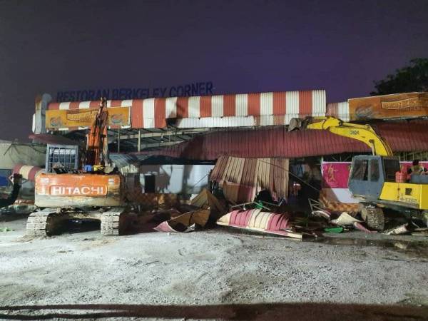 Restoran terkenal berhampiran Bulatan Bukit Raja yang dirobohkan dalam satu operasi malam tadi. FOTO: Ihsan PTD Klang