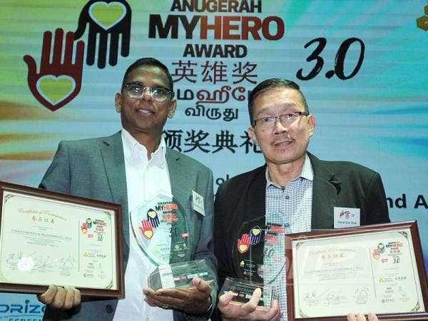 Rajendran a/l Velu dan Cheah Kim Hock menerima anugerah pada majlis Anugerah MyHero 3.0 yang diadakan di Wisma Chinese Chamber. - Foto Sinar Harian/ROSLI TALIB