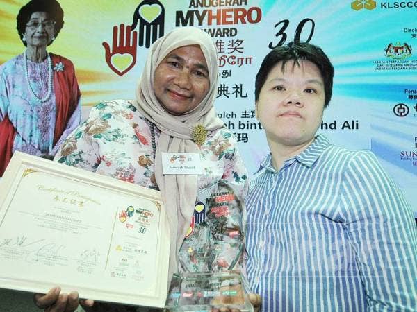 Jameyah Sheriff menerima anugerah pada majlis Anugerah MyHero 3.0 yang diadakan di Wisma Chinese Chamber. - Foto Sinar Harian/ROSLI TALIB