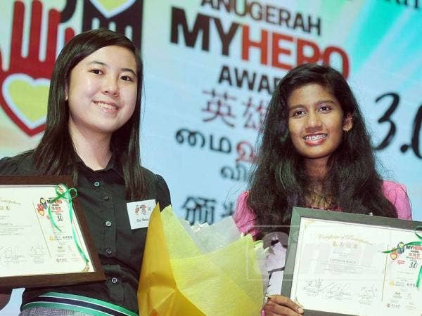 Ooi Shiao Lo (kiri) dan Cathryn Anila (kanan) menerima sijil penghargaan pada majlis Anugerah MyHero 3.0 yang diadakan di Wisma Chinese Chamber. - Foto Sinar Harian/ROSLI TALIB