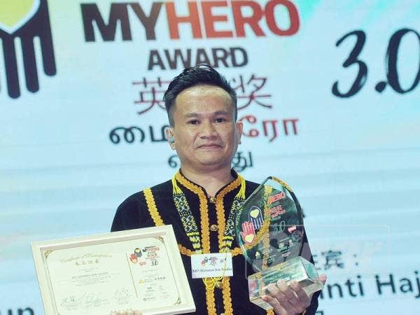Md. Herman Saidin menerima anugerah pada majlis Anugerah MyHero 3.0 yang diadakan di Wisma Chinese Chamber. - Foto Sinar Harian/ROSLI TALIB