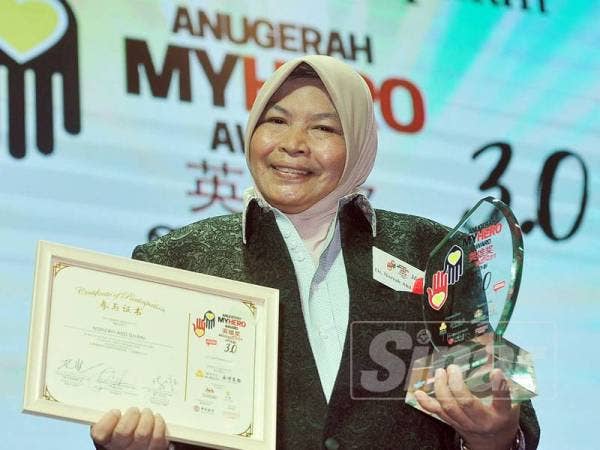 Norzah Abd Ghani menerima anugerah pada majlis Anugerah MyHero 3.0 yang diadakan di Wisma Chinese Chamber. - Foto Sinar Harian/ROSLI TALIB