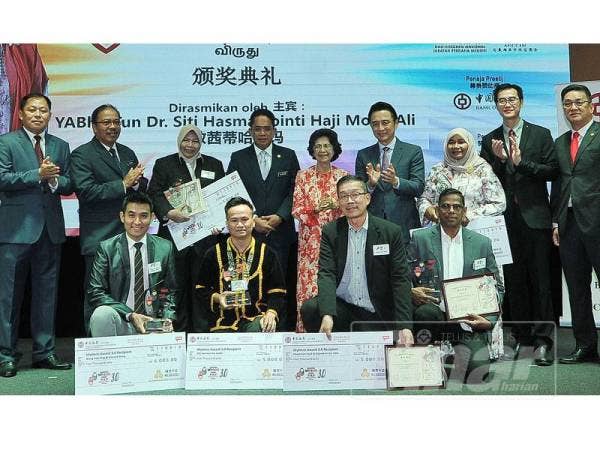 Isteri Perdana Menteri, Tun Dr. Siti Hasmah Mohd Ali (tengah) bersama Timbalan Menteri di Jabatan Perdana Menteri, Datuk Wira Dr. Md Farid Md Rafik (empat dari kiri) dan Presiden Dewan Perniagaan Dan Perindustrian China Kuala Lumpur Dan Selangor (KLSCCCI), Tan Sri Ter Leong Yap (empat dari kanan) bergambar bersama penerima anugerah pada majlis Anugerah MyHero 3.0 yang diadakan di Wisma Chinese Chamber. - Foto Sinar Harian/ROSLI TALIB