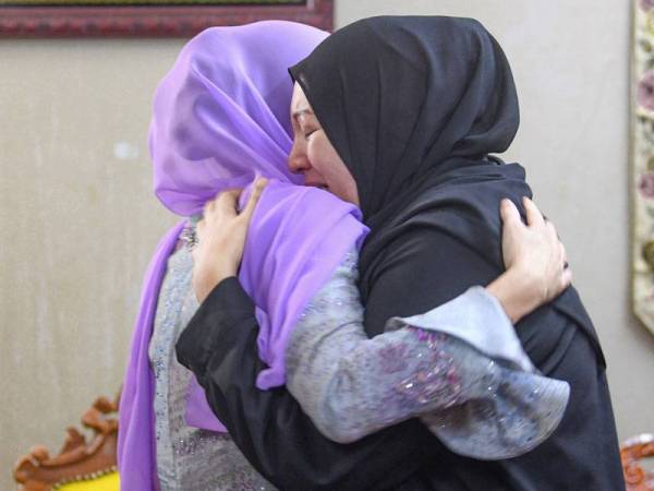 Tuanku Zara Salim memeluk Nour Shafinar ketika melawat wanita itu di kediaman keluarganya di Taman Perpaduan Ulu Kinta hari ini.