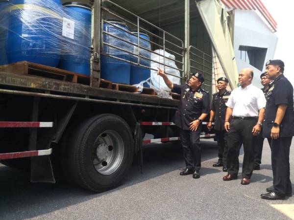 Roslan (kiri) menunjukkan antara dadah yang dilupuskan.