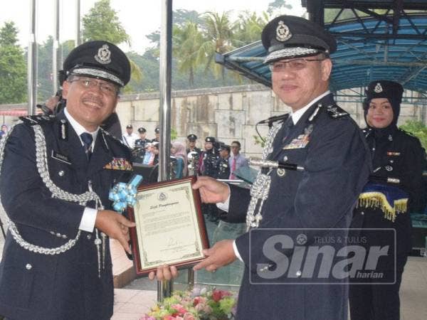 Raja Shahrom menerima sijil penghargaan yang disampaikan oleh Shahrul Lailli pada majlis itu.