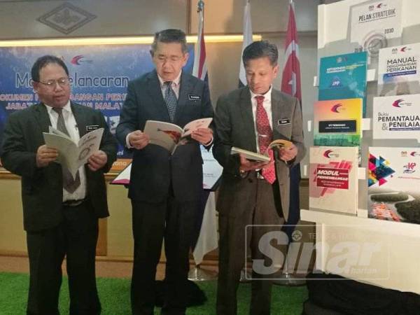 Salahuddin (tengah) melihat kandungan DPP ketika melancarkan dokumen itu di Wisma Tani hari ini.