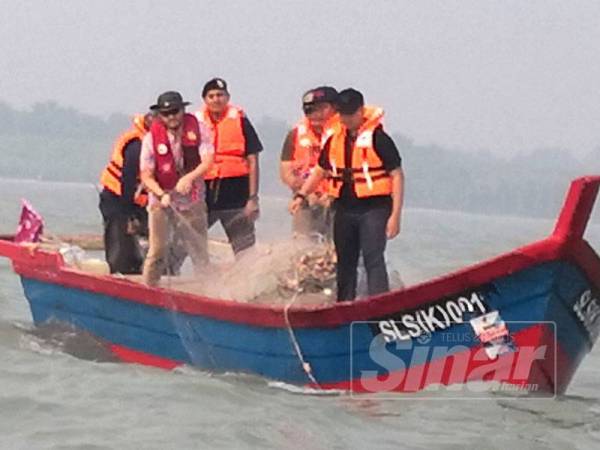 Tengku Amir Shah menaikkan hasil laut menggunakan pukat hanyut di Perairan BNO di sini petang tadi.