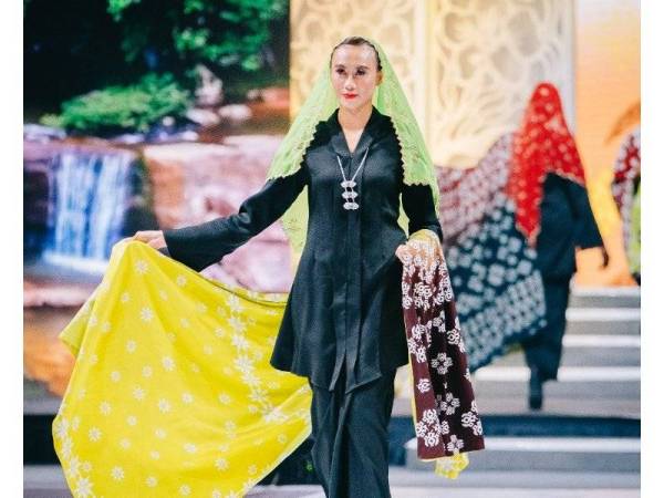 Koleksi pakaian batik bertemakan Etos Sarawak diperagakan pada pertandingan akhir PSE ke-16 di KLCC Ahad lalu.