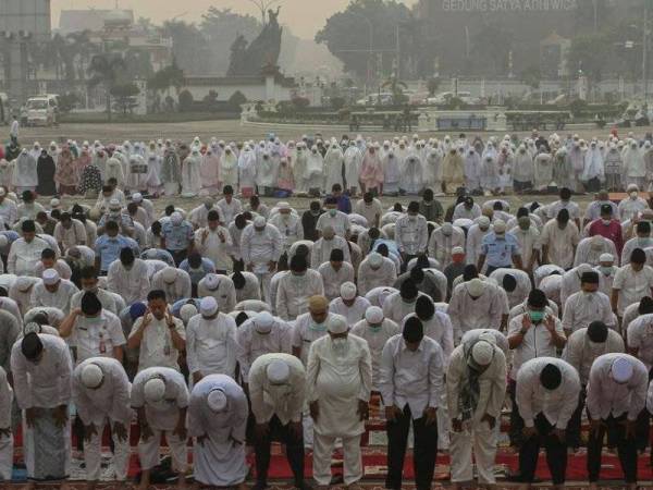 Ribuan penduduk Indonesia mengadakan solat hajat memohon agar diturunkan hujan.