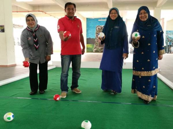 Razali (dua, kiri) dan Haliza (kanan) di gelanggang kejohanan berkenaan.