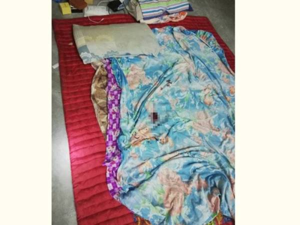 Tompokan darah ditemui di atas tilam dan bahagian dalam rumah.