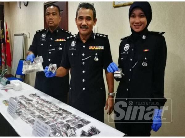 Adzli (tengah) menunjukkan dadah dirampas yang dianggarkan seberat 1.2 kilogram dan bernilai kira-kira RM36,690. 