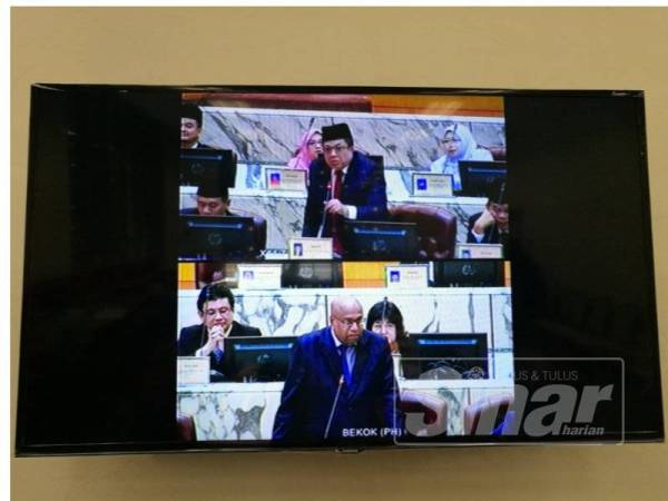 Ramakrishnan dan Ayub ketika sidang DUN di sini hari ini. 