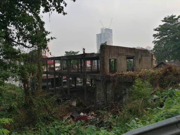 Sisa bangunan di atas tanah persendirian yang terbiar ini menjadi tempat pembiakan nyamuk dan pembuangan sampah haram.