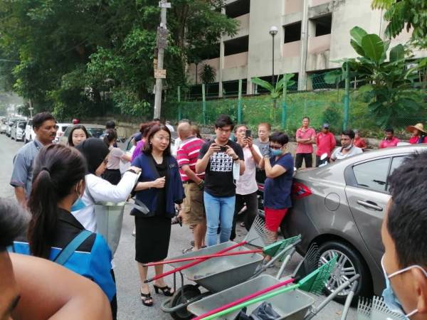 Hannah (tiga kanan) bersama wakil MPP, DBKL dan Alam Flora melakukan kerja pembersihan di Kolam Air hari ini.