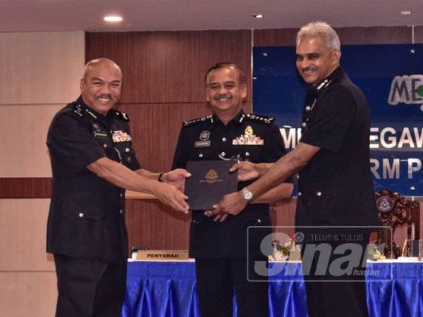 Razarudin (tengah) menyaksikan serah terima tugas jawatan Ketua JPJKK Perak, antara Mohamad Laham (kiri) dan G S Suresh Kumar.