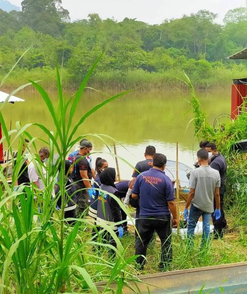 Polis dan anggota Unit Forensik menjalankan pemeriksaan ke atas mayat lelaki yangbditemui terapung di Sungai Jagor, Gerik hari ini. 