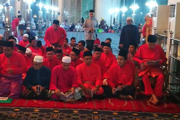 Dr Mahathir menunaikan solat berjemaah diikuti majlis tahlil dan doa selamat di Masjid Sultan Salahuddin Abdul Aziz Shah.