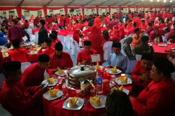 Lebih 5,000 ahli dan pemimpin Bersatu yang menghadiri Jamuan Makan Malam Ulang Tahun Ketiga Bersatu.