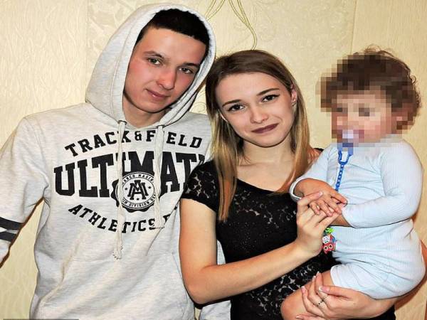 Gambar kenangan Yulia bersama anak dan suaminya.